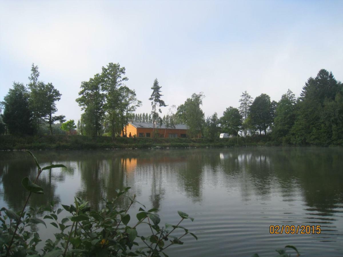 הוילה Florennes Gite Neuf 150 M2 Devant Un Grand Lac Prive De 2 Hectares Poissonneux Au Milieu Des Bois מראה חיצוני תמונה